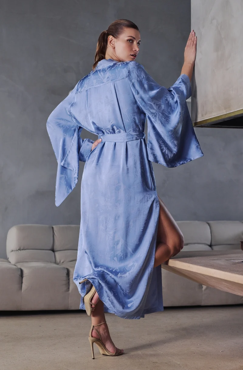 Kimono long Béatrice en satin jacquard bleu acier
