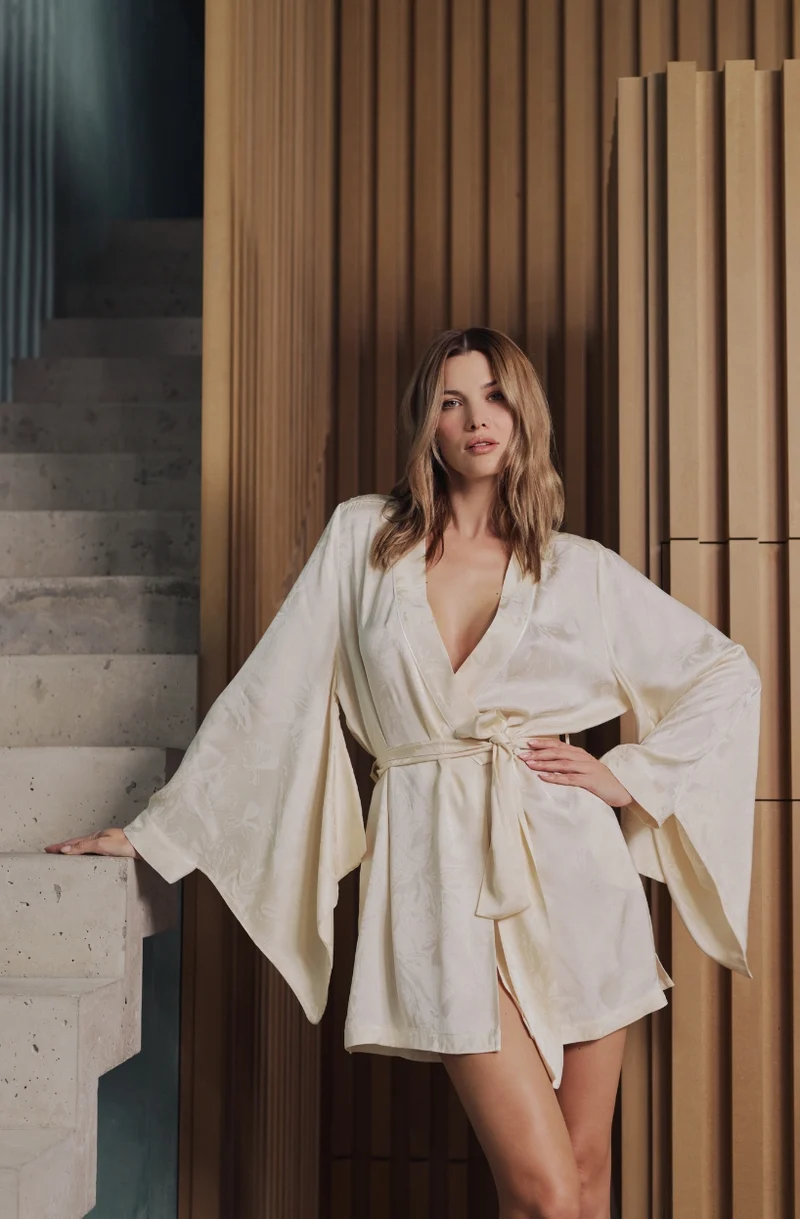 Kimono court Béatrice en satin jacquard crème