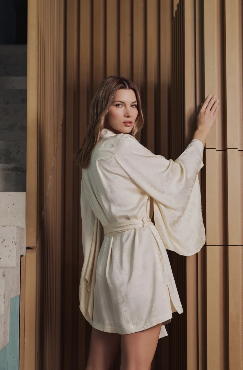 Kimono court Béatrice en satin jacquard crème