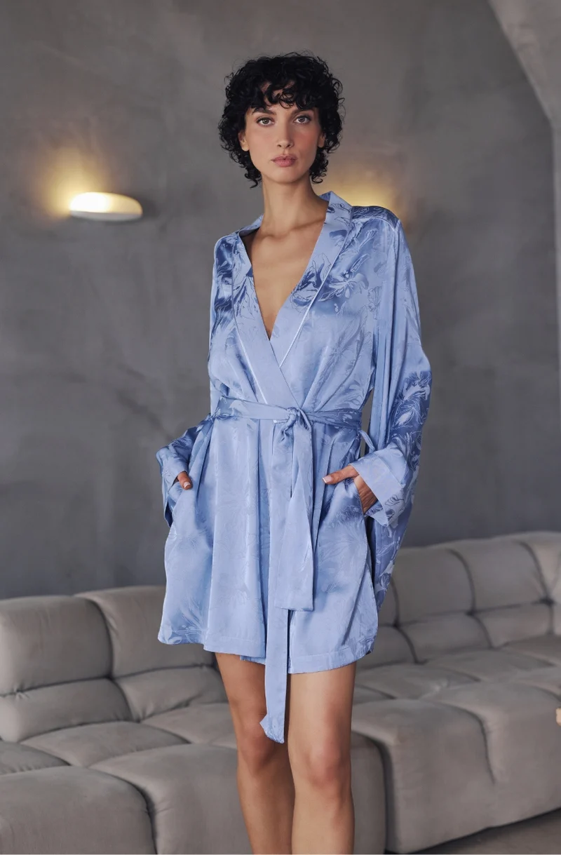 Kimono court Béatrice en satin jacquard bleu acier