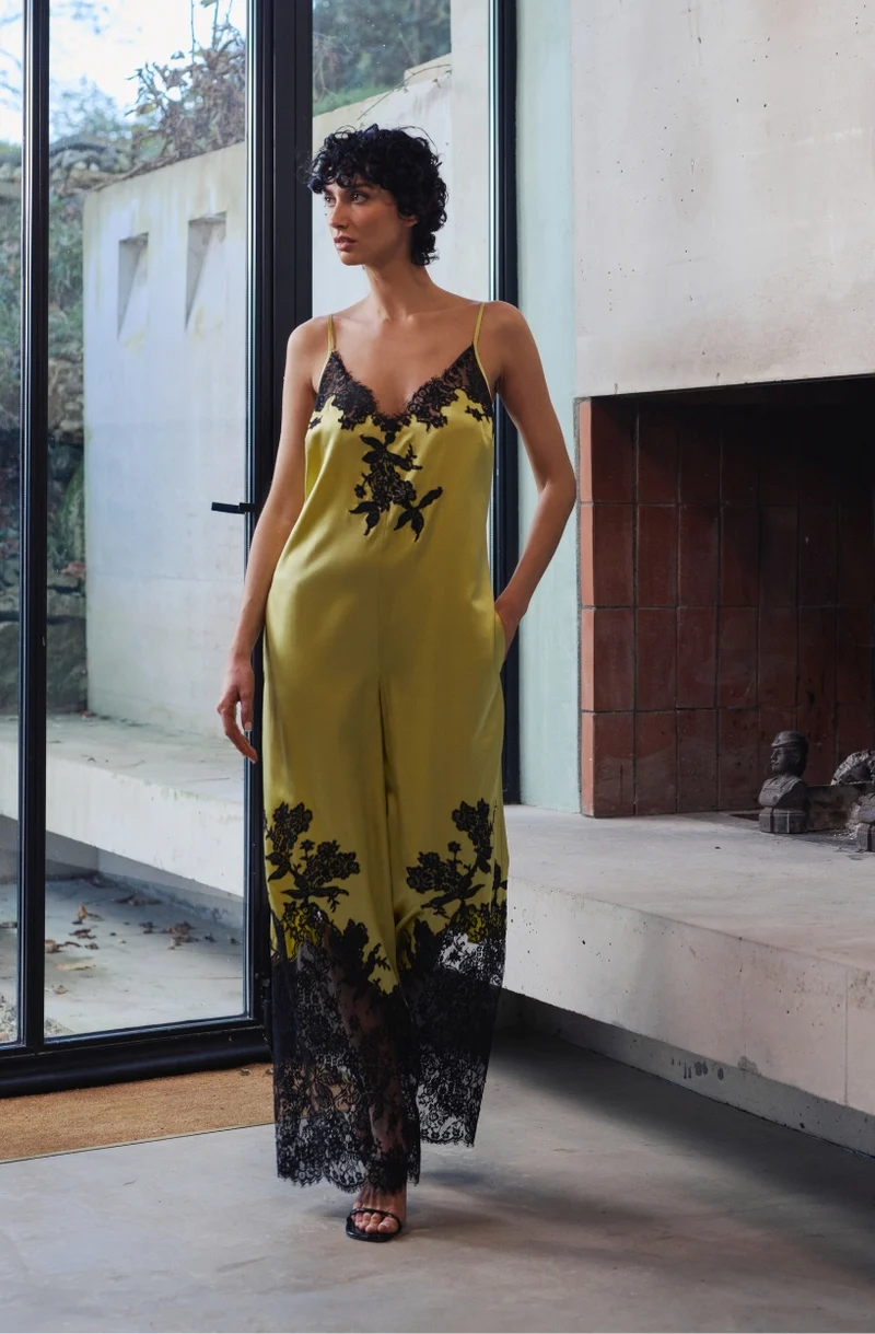 Combi-pantalon Bella en satin de soie jaune et dentelle noire