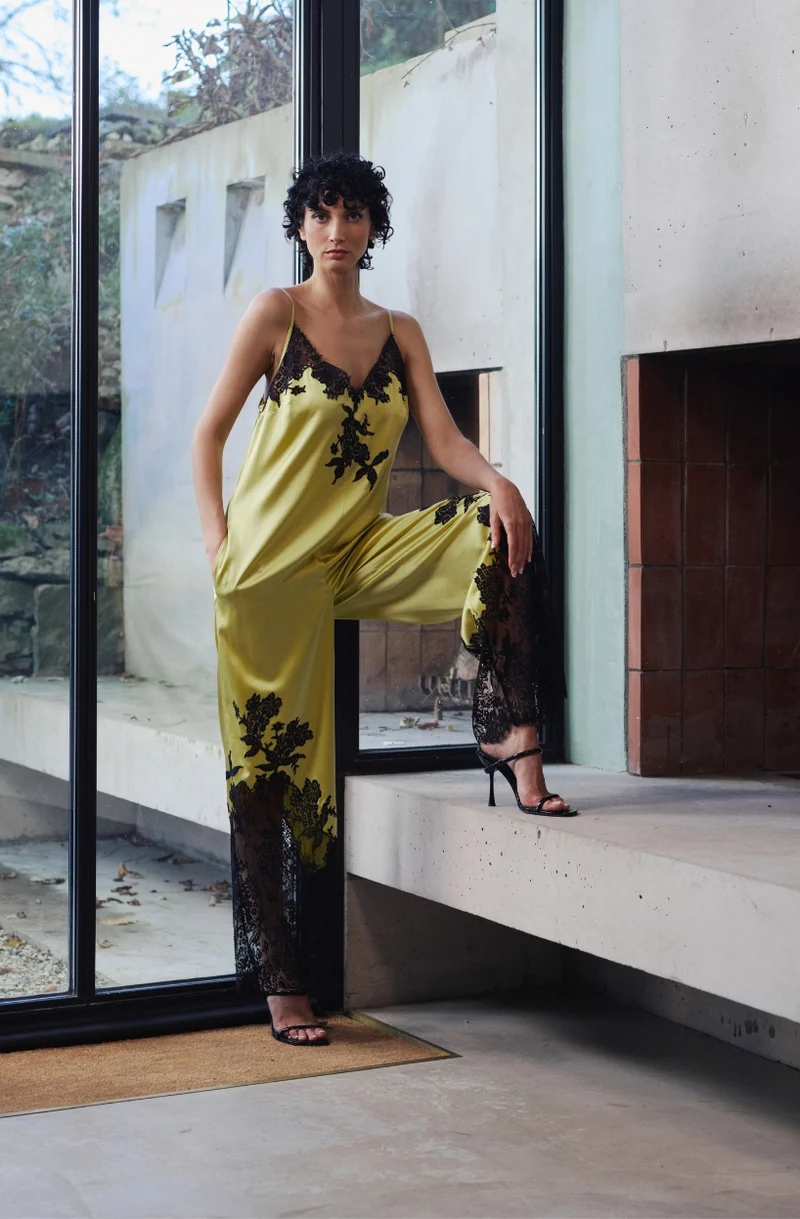 Combi-pantalon Bella en satin de soie jaune et dentelle noire