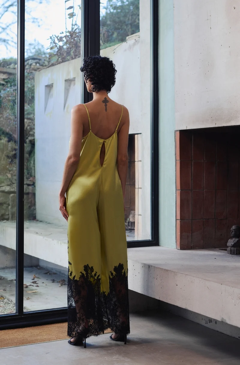 Combi-pantalon Bella en satin de soie jaune et dentelle noire