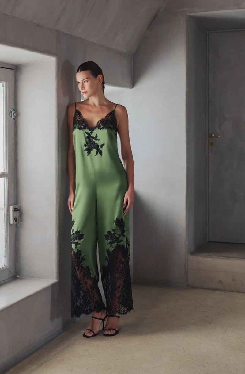Combi-pantalon Bella en satin de soie vert et dentelle noire
