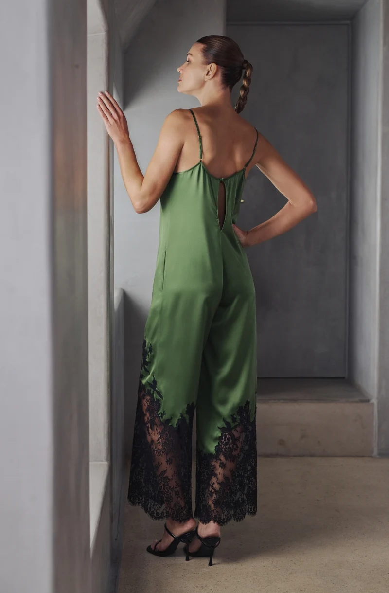 Combi-pantalon Bella en satin de soie vert et dentelle noire