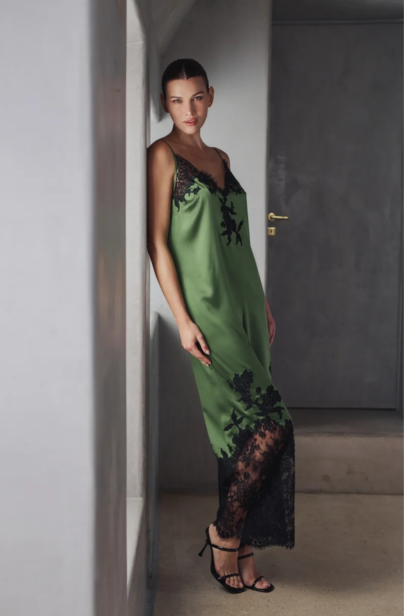 Combi-pantalon Bella en satin de soie vert et dentelle noire