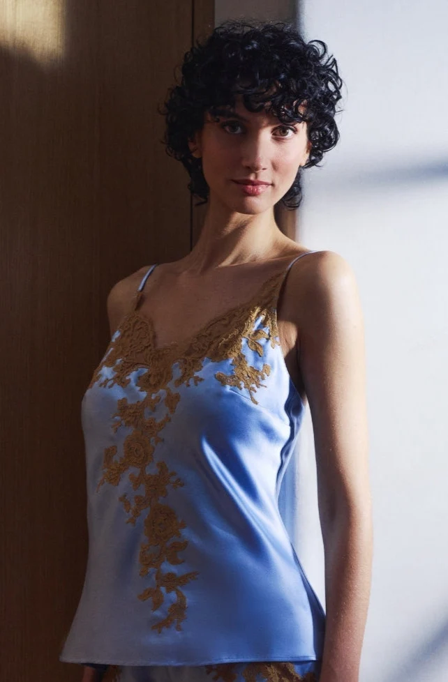 Caraco Bénédicte bleu au décolleté bordé de dentelle noisette