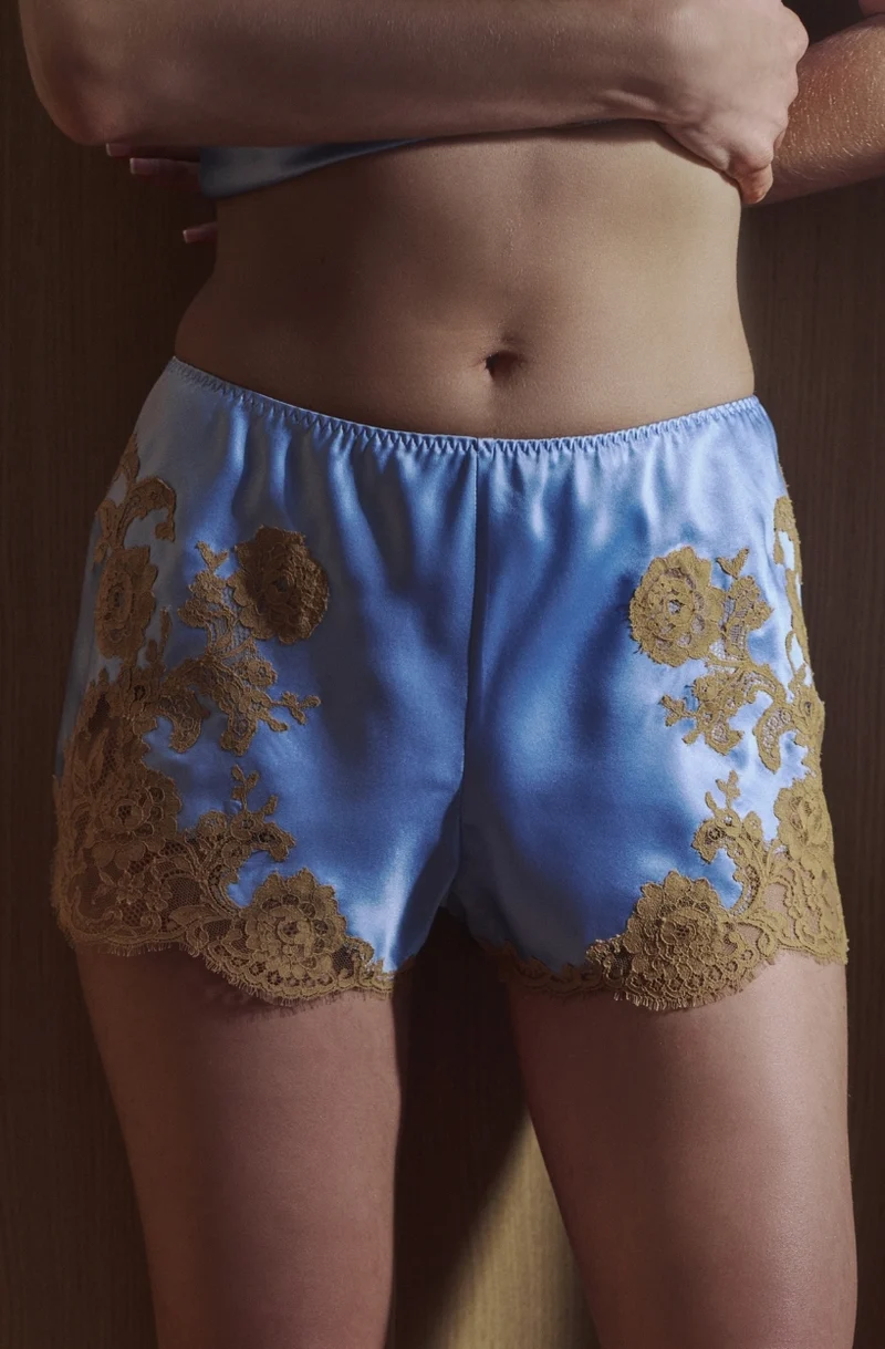 Short court Bénédicte en soie bleue pastel bordé de dentelle noisette