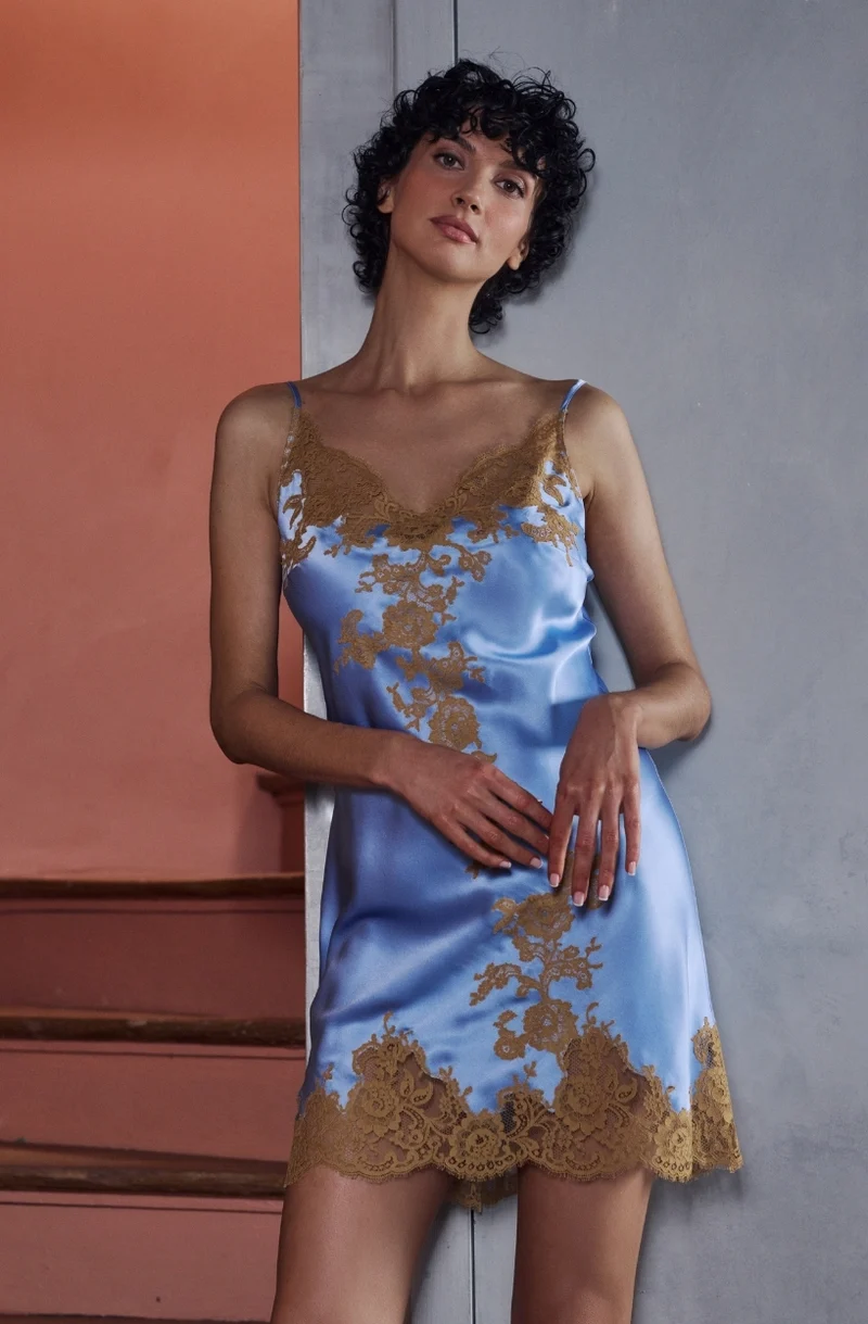 Combinette Bénédicte en satin de soie bleu et dentelle de Calais noisette