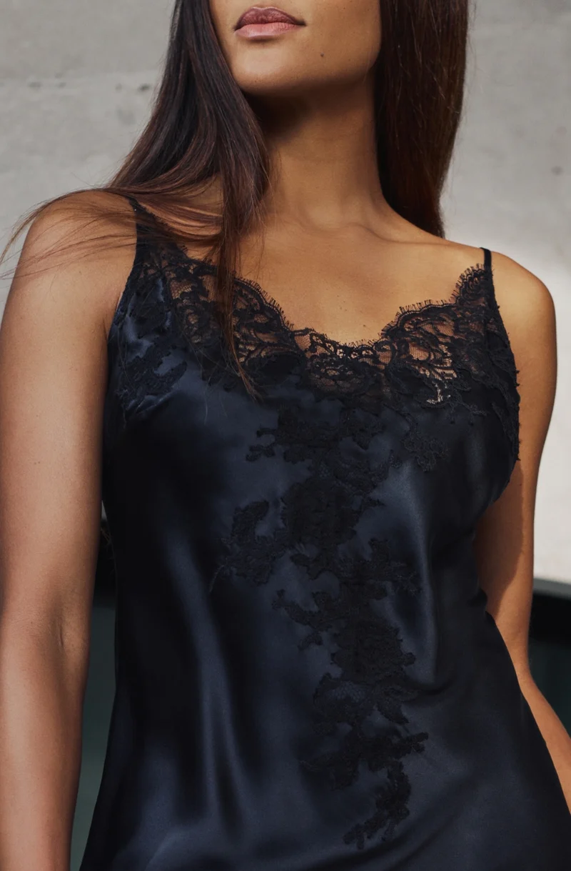 Combinette Bénédicte en soie et au décolleté brodé de dentelle noire