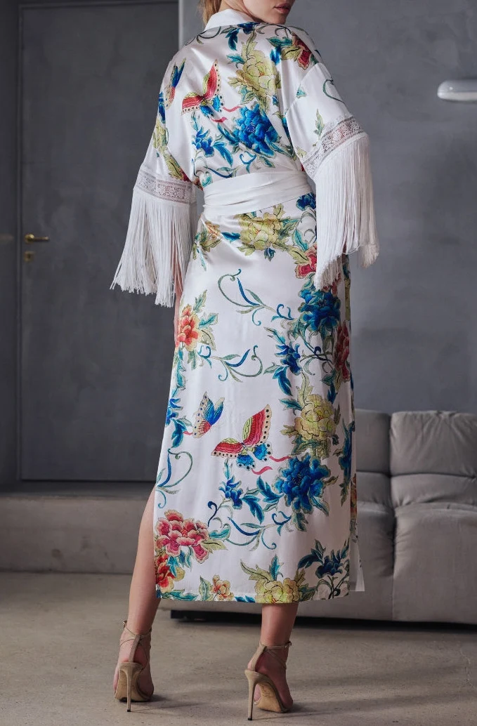 Déshabillé long Beverly en soie à motifs et franges aux manches
