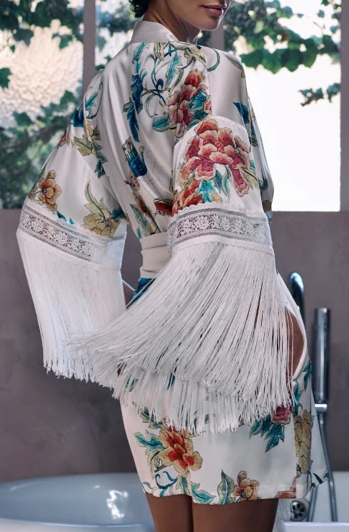Déshabillé court Beverly en soie à motifs et franges aux manches