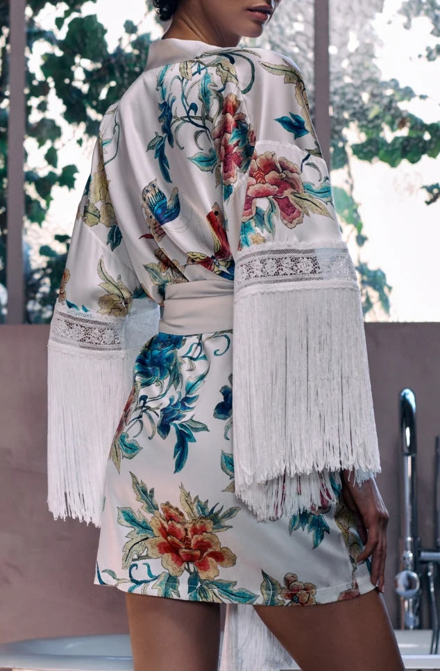 Déshabillé court Beverly en soie à motifs et franges aux manches