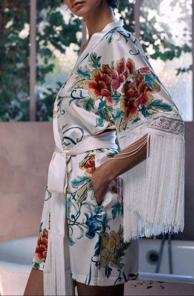 Déshabillé court Beverly en soie à motifs et franges aux manches
