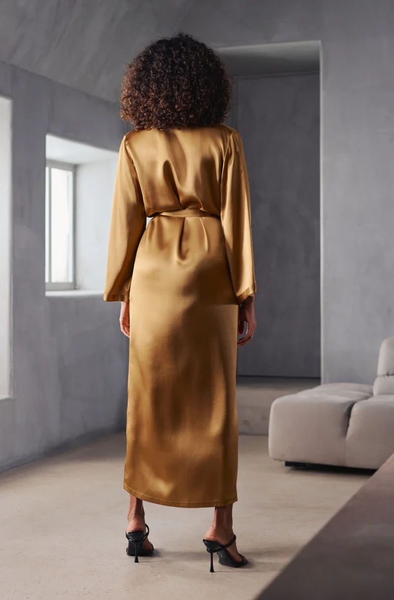 Déshabillé long Betty en satin de soie brun doré
