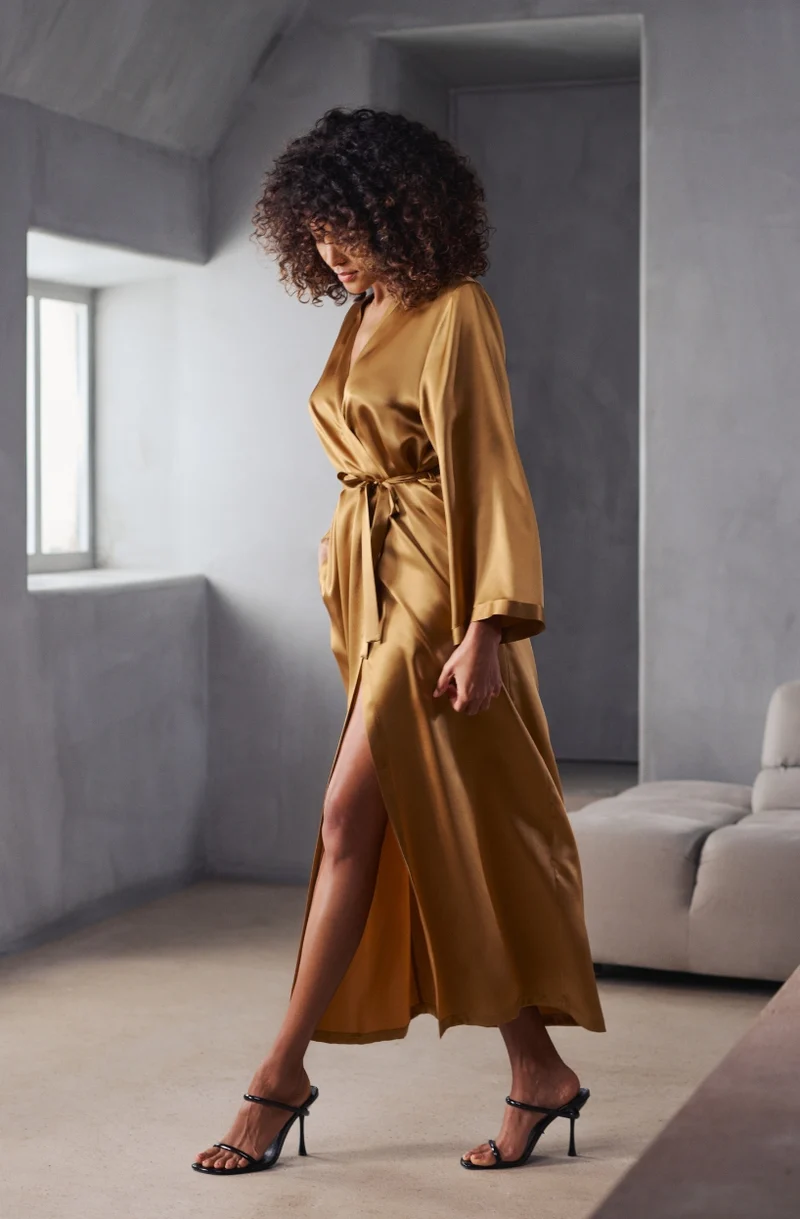 Déshabillé long Betty en satin de soie brun doré