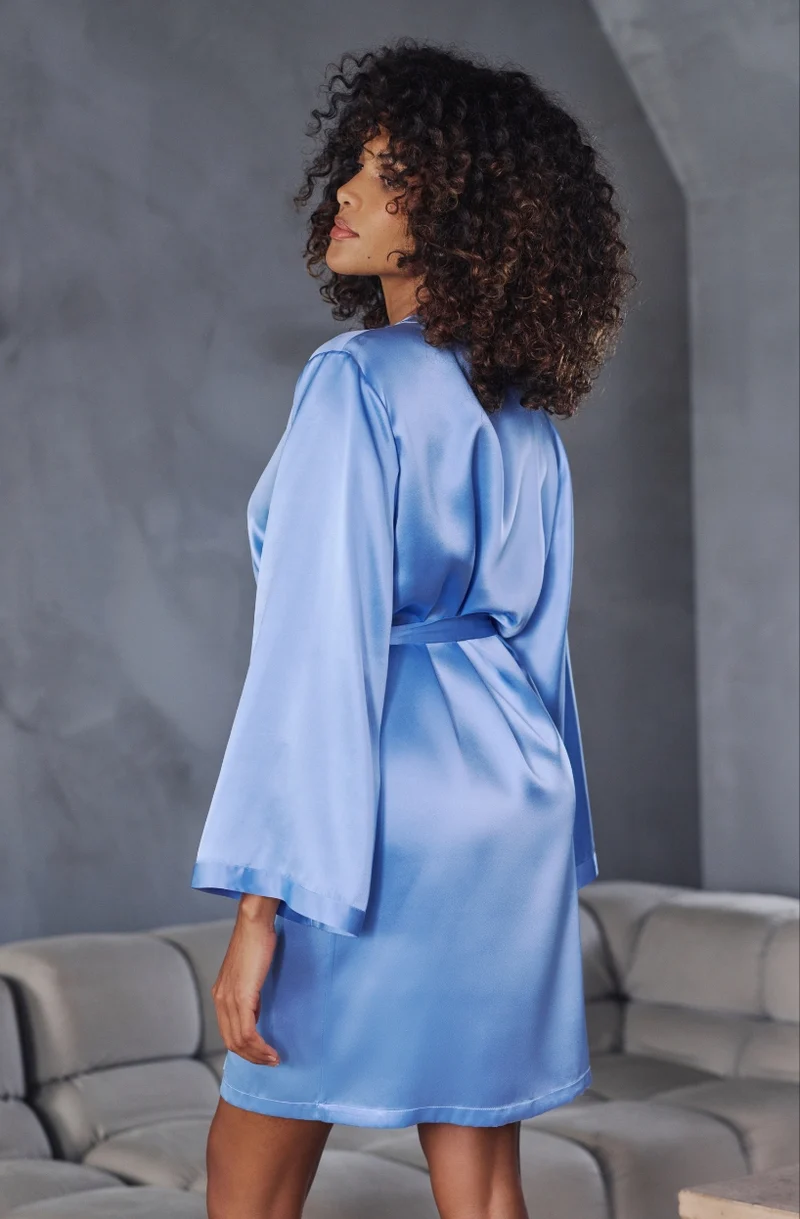 Déshabillé court Betty en satin de soie bleu pastel