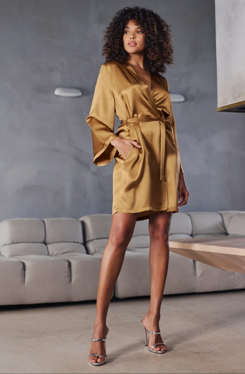 Déshabillé court Betty en satin de soie brun doré