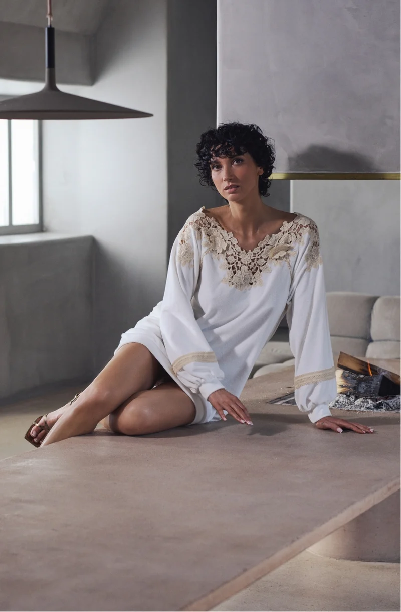 Robe à manches longues Bianca en molleton de coton blanc et guipure
