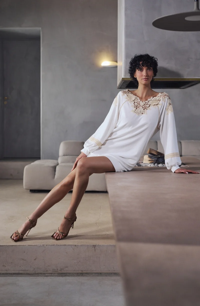 Robe à manches longues Bianca en molleton de coton blanc et guipure