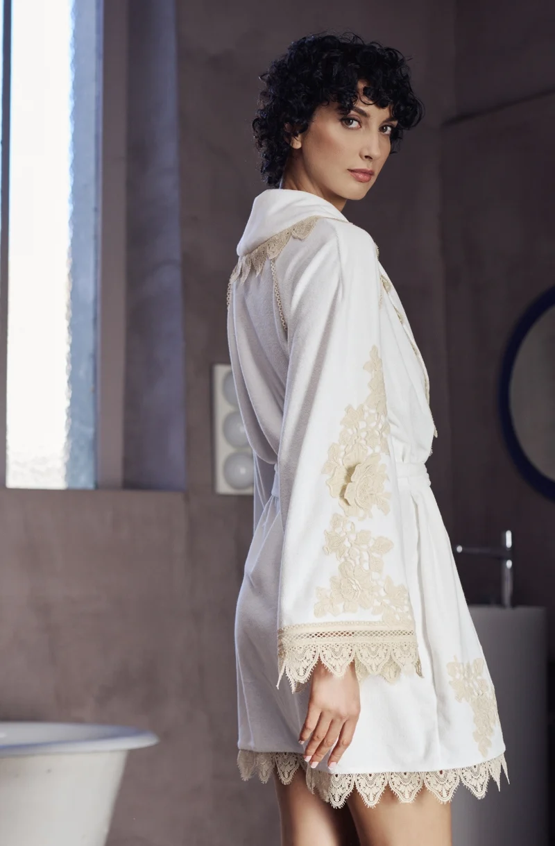 Peignoir court Bianca en molleton de coton blanc et guipure