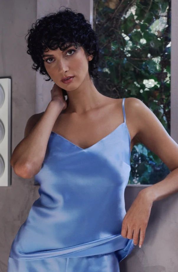 Caraco Betty en satin de soie bleu pastel