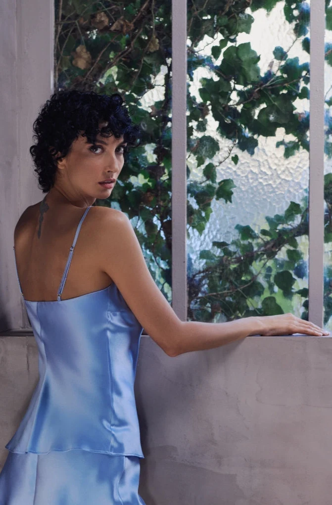 Caraco Betty en satin de soie bleu pastel