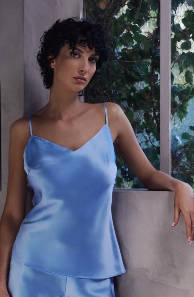 Caraco Betty en satin de soie bleu pastel