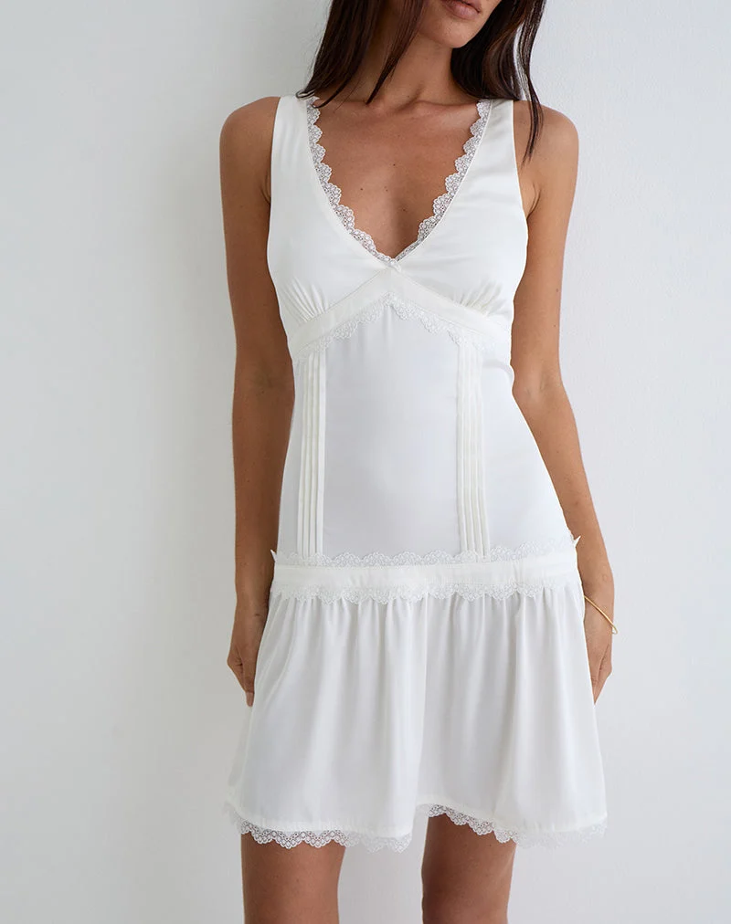 Mini robe en satin à volants Nesha, blanche