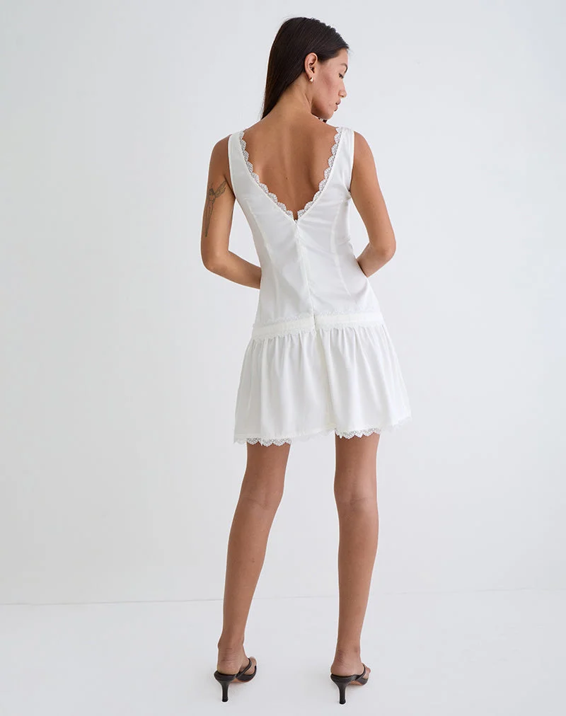 Mini robe en satin à volants Nesha, blanche