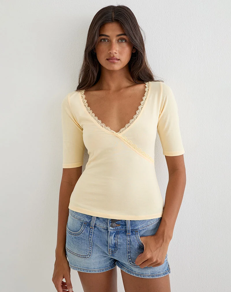 Haut à col en V Sajiwa, couleur « Buttermilk », avec bordure en dentelle