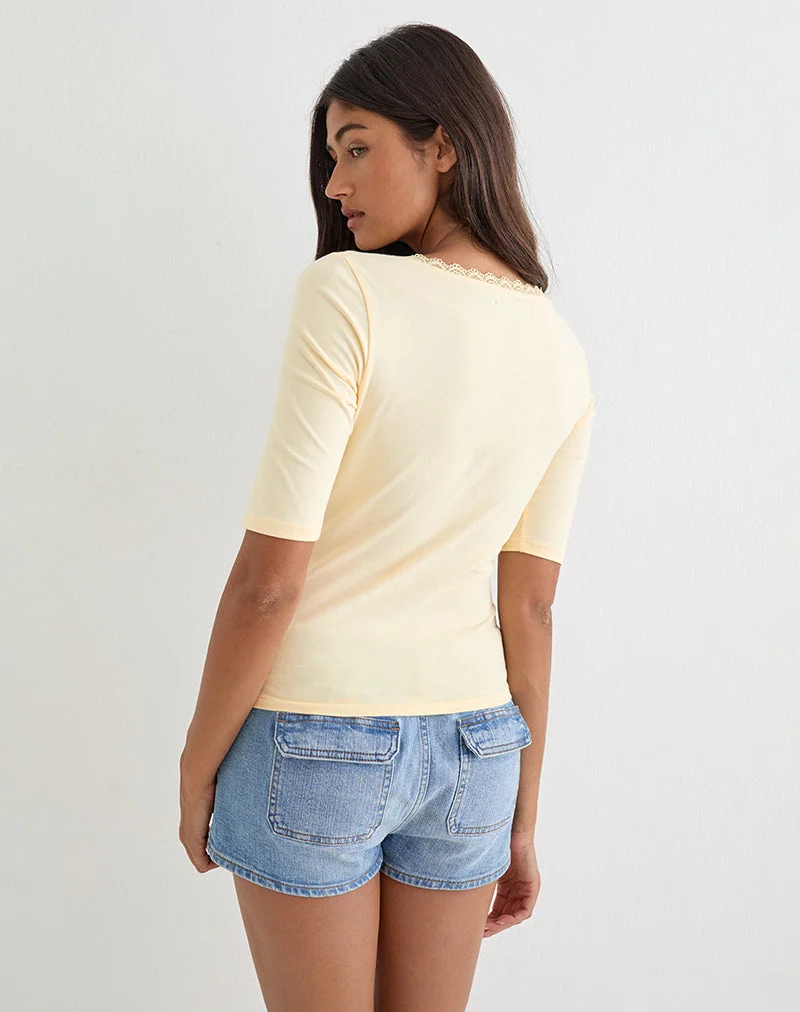 Haut à col en V Sajiwa, couleur « Buttermilk », avec bordure en dentelle