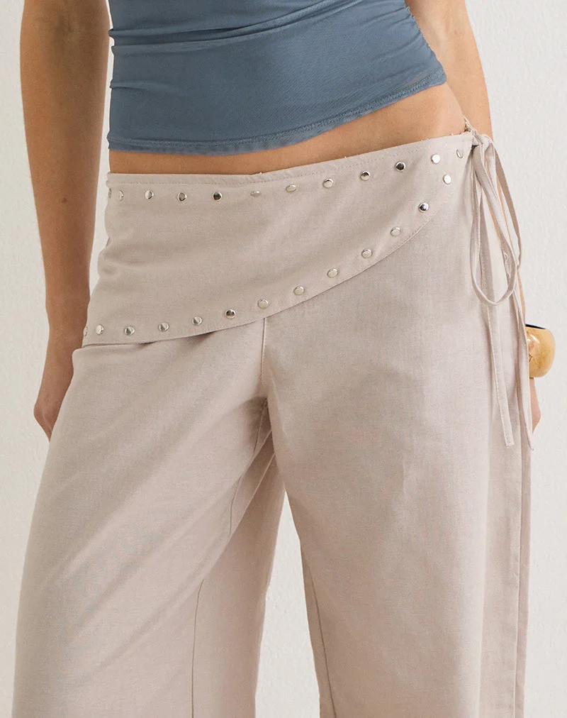 Pantalon Doka en lin couleur pierre, orné de clous