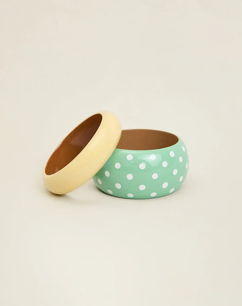 Ensemble composé d'un bracelet à pois verts et d'un bracelet jaune