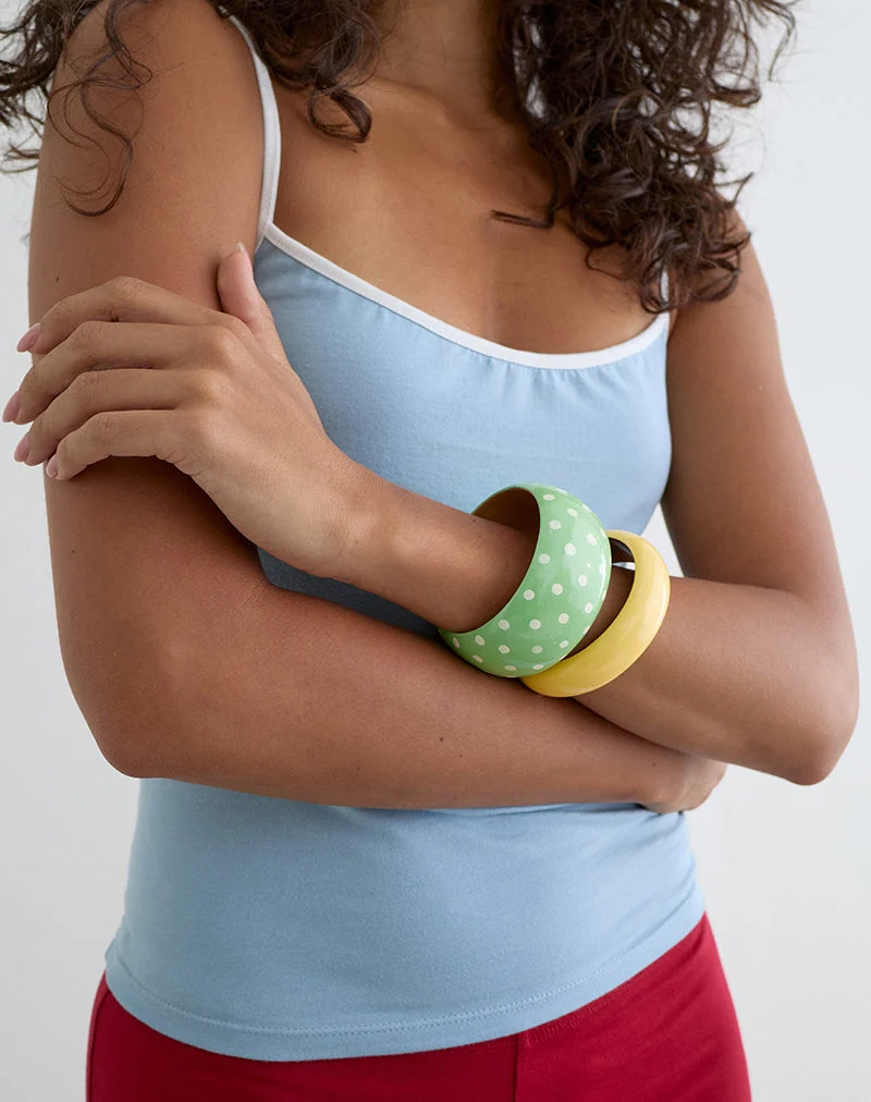 Ensemble composé d'un bracelet à pois verts et d'un bracelet jaune