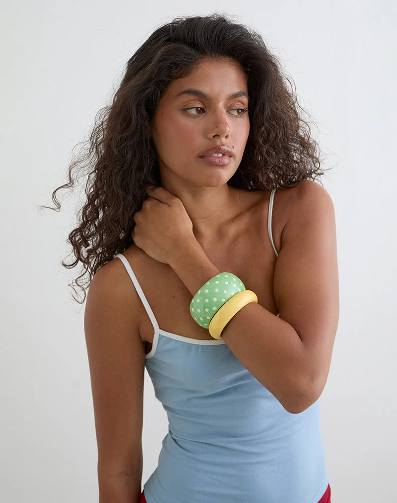 Ensemble composé d'un bracelet à pois verts et d'un bracelet jaune