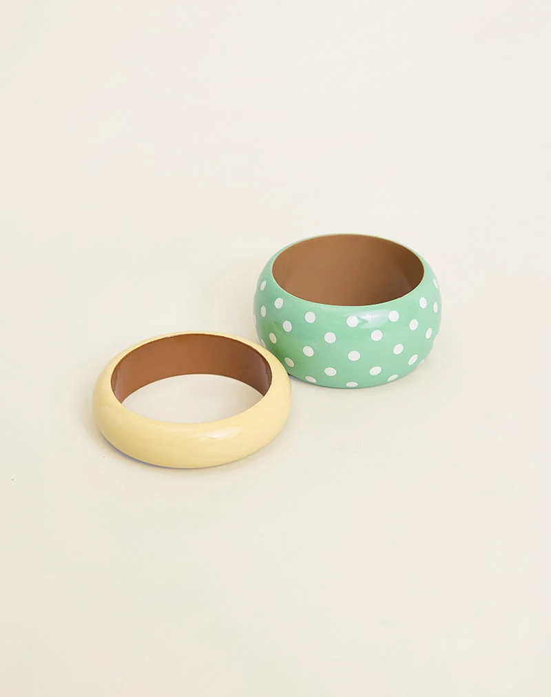 Ensemble composé d'un bracelet à pois verts et d'un bracelet jaune