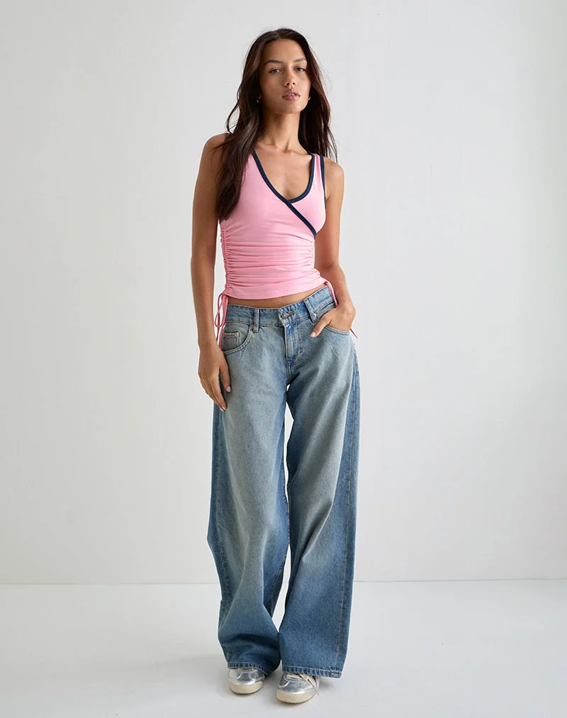Laird Wrap Top in Ballet Pink with Navy Binding (Top enveloppant Laird en rose ballet et reliure marine)
