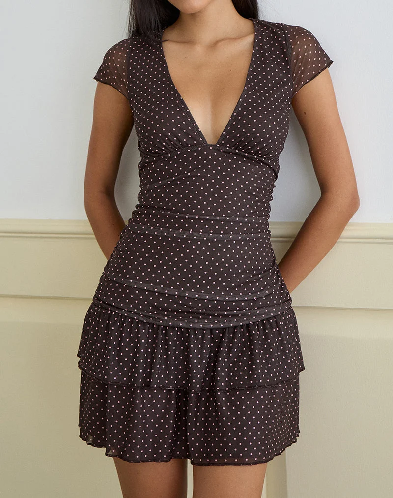 Mowgli Cap Sleeve Mini Dress in Brown with Micro Polka Pink Print (Mini robe à manches courtes Mowgli en marron avec imprimé micro-polka rose)