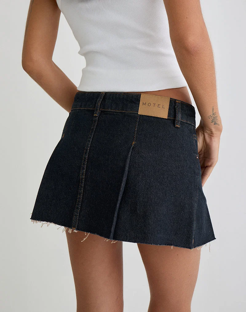 Mini-jupe en denim à pinces et ourlet brut, couleur indigo