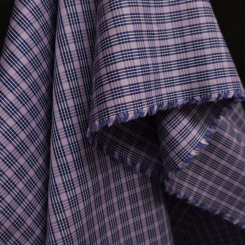 Tissu en coton tissé teint pour chemise, fabriqué en Italie | Carreaux lavande et marine