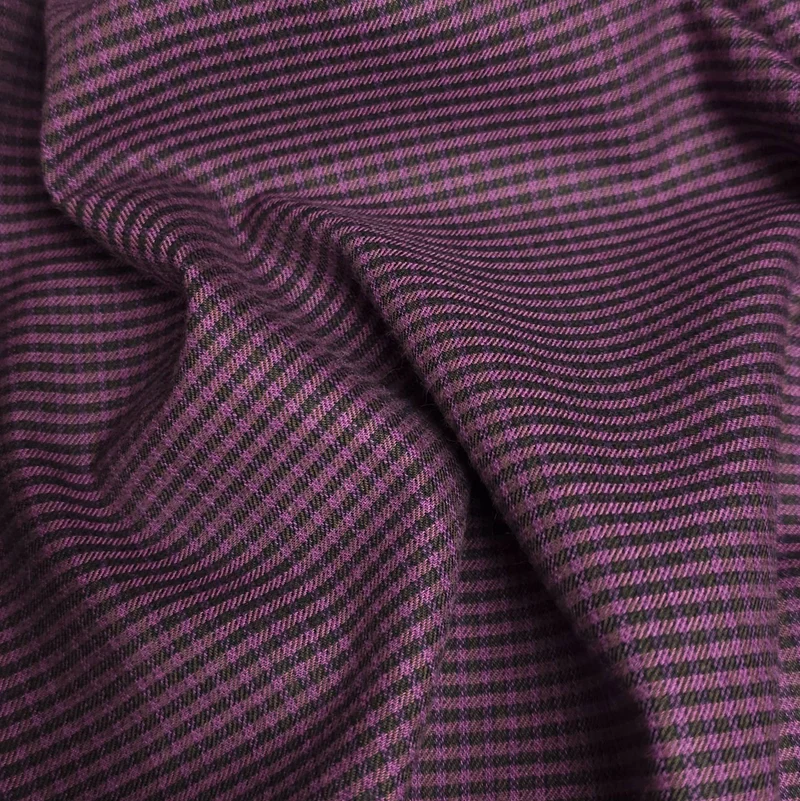 Tissu en coton tissé teint pour chemise | Fabriqué en Italie | Micro-Carreaux Mauves & Noirs