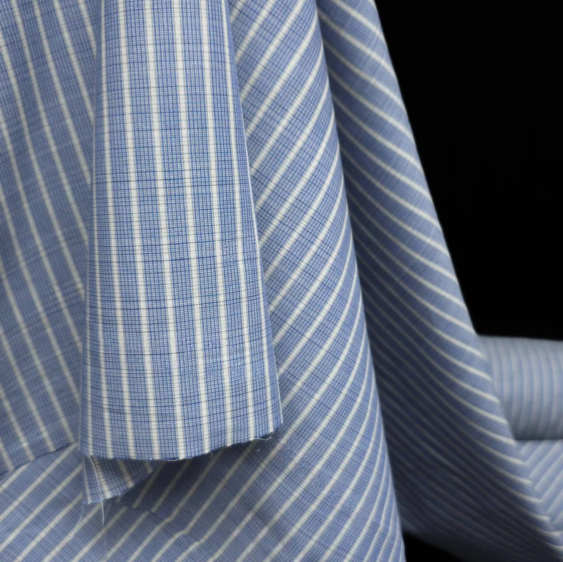 Tissu en coton tissé teint pour chemise, fabriqué en Italie | Rayures bleues et blanches