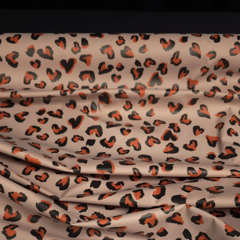Tissu imperméable | Cœurs à imprimé animal sur fond galet | Certifié Oeko-Tex