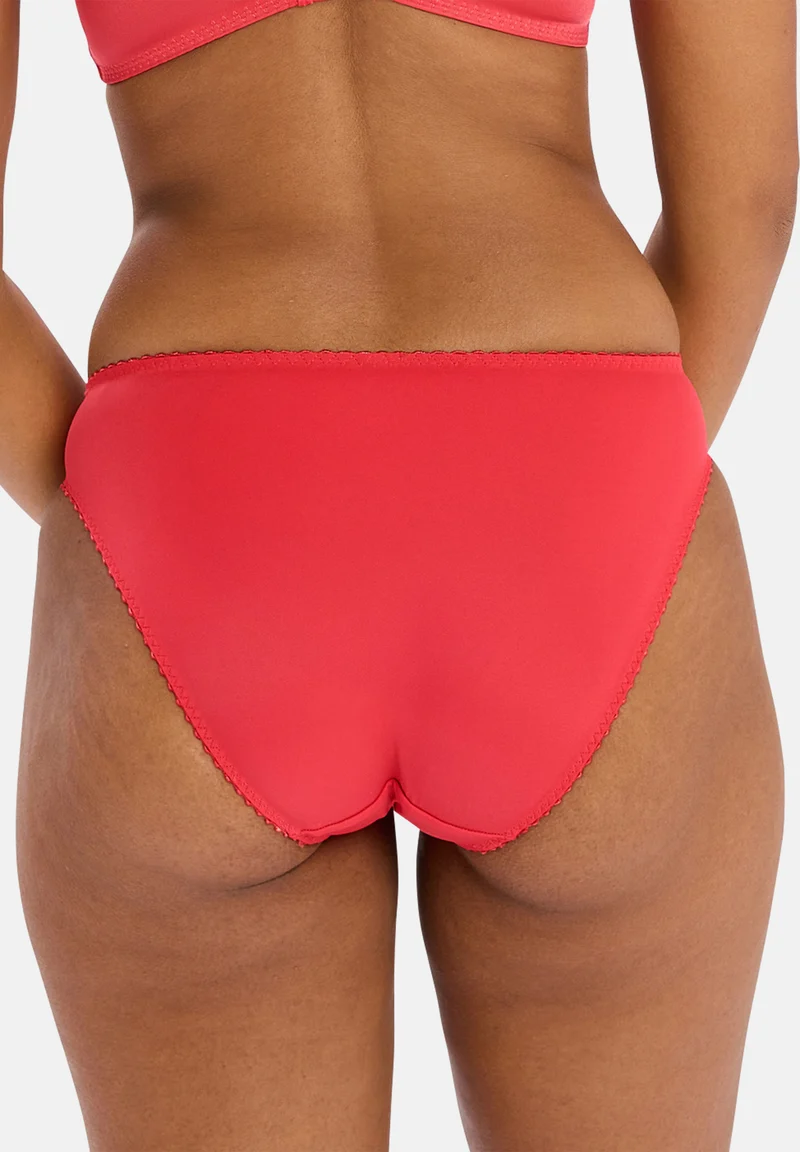 Slip rouge à broderie brillante