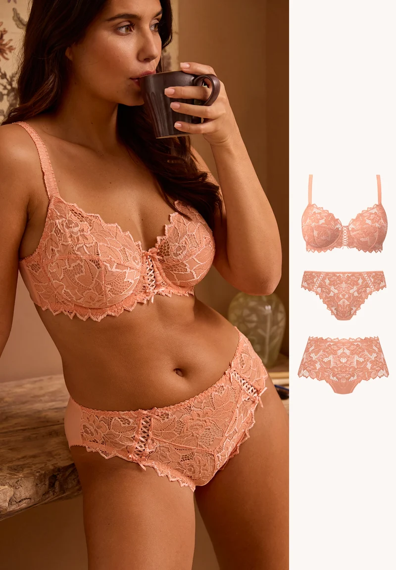 Ensemble Arum rose pêcher avec culotte et slip en dentelle