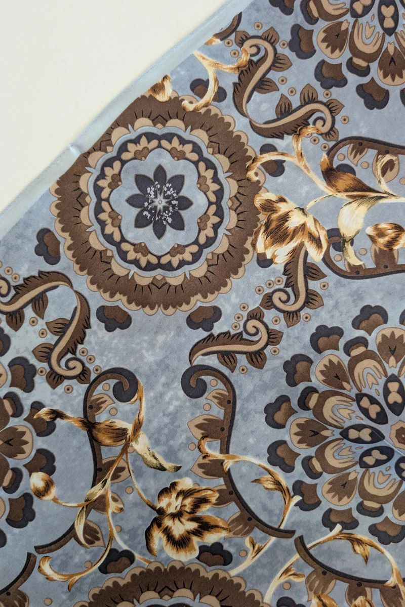 Foulard en soie à médaillons fleuris
