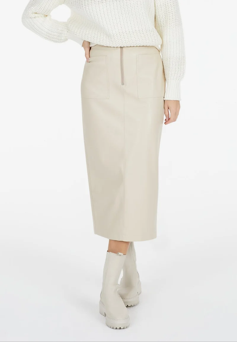 Jupe midi en faux cuir avec poches plaquées